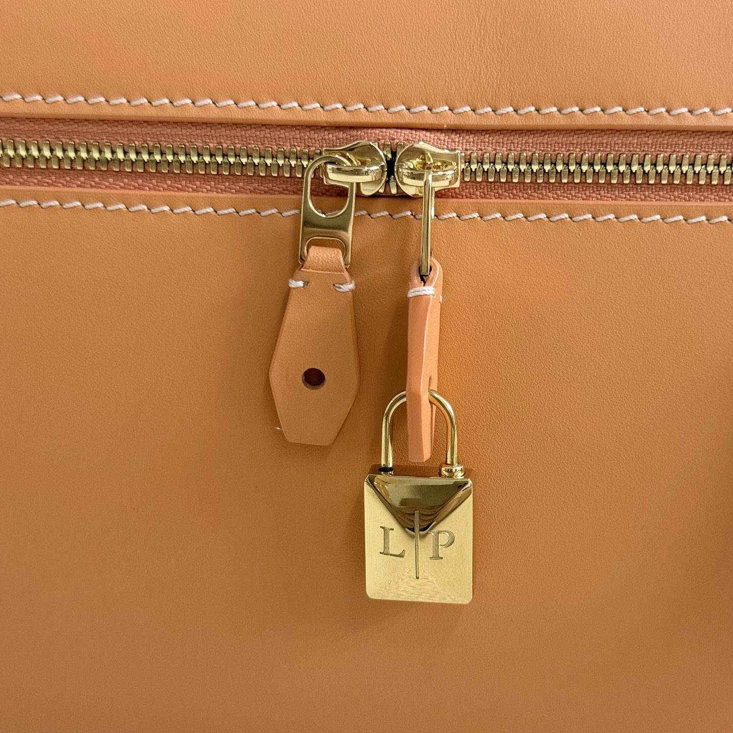 L0r0 P1ana Extra Pocket L27 Calfskin 16x27x10cm