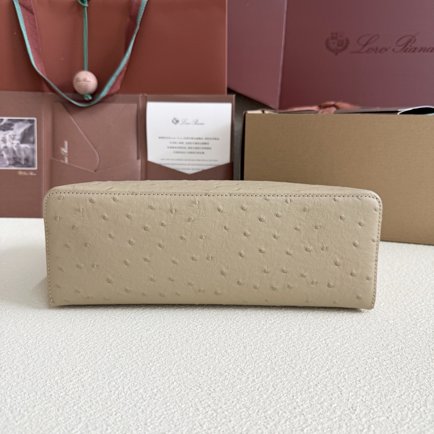 L0r0 P1ana Extra Pocket L27 Ostrich-grained Leather 16x27x10cm