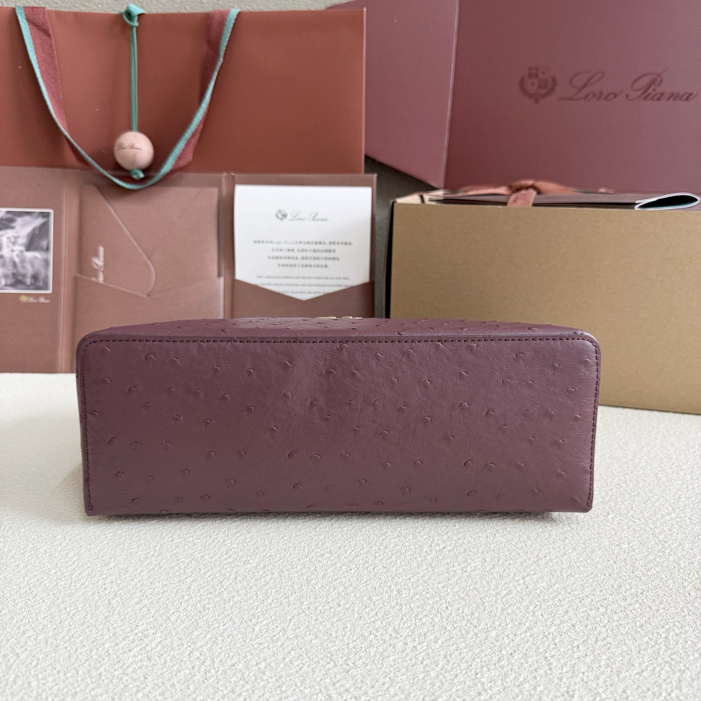 L0r0 P1ana Extra Pocket L27 Ostrich-grained Leather 16x27x10cm