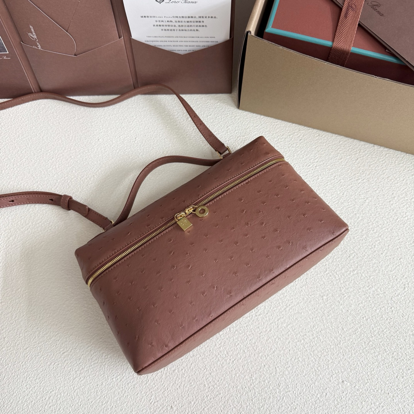 L0r0 P1ana Extra Pocket L27 Ostrich-grained Leather 16x27x10cm