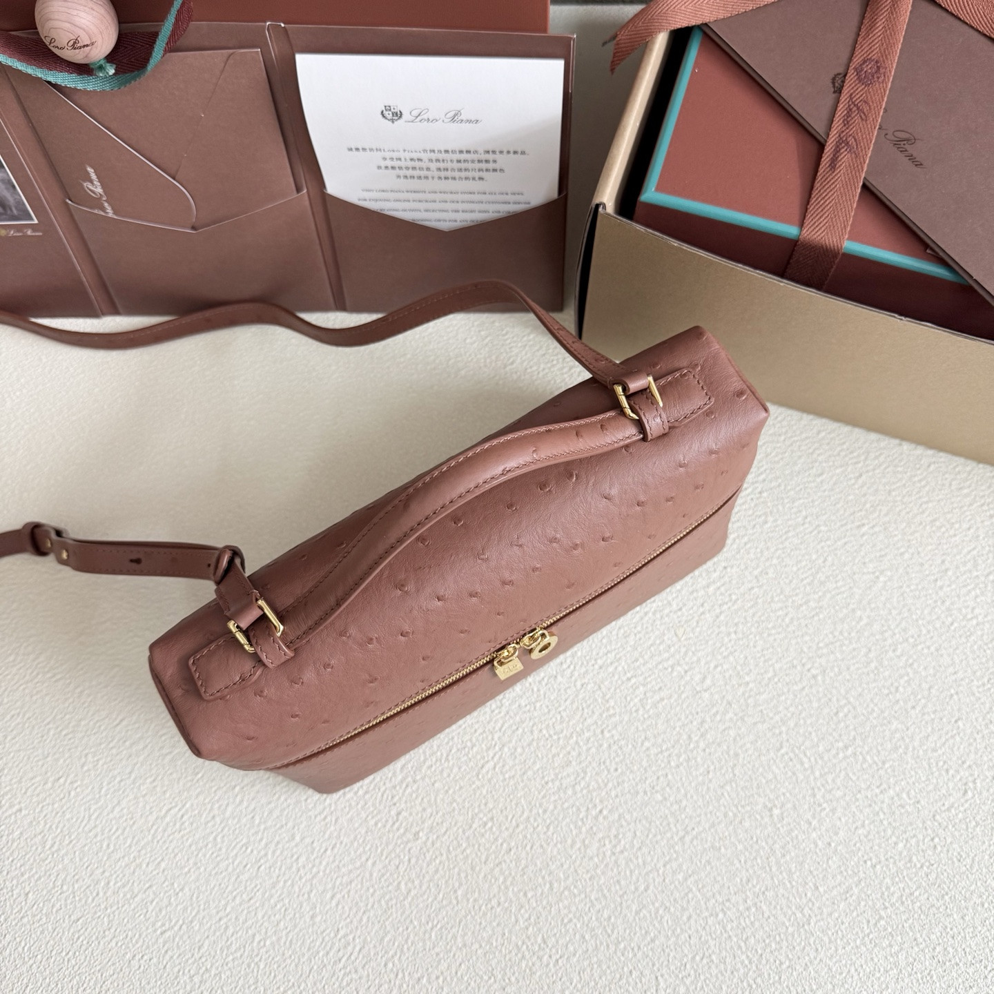 L0r0 P1ana Extra Pocket L27 Ostrich-grained Leather 16x27x10cm