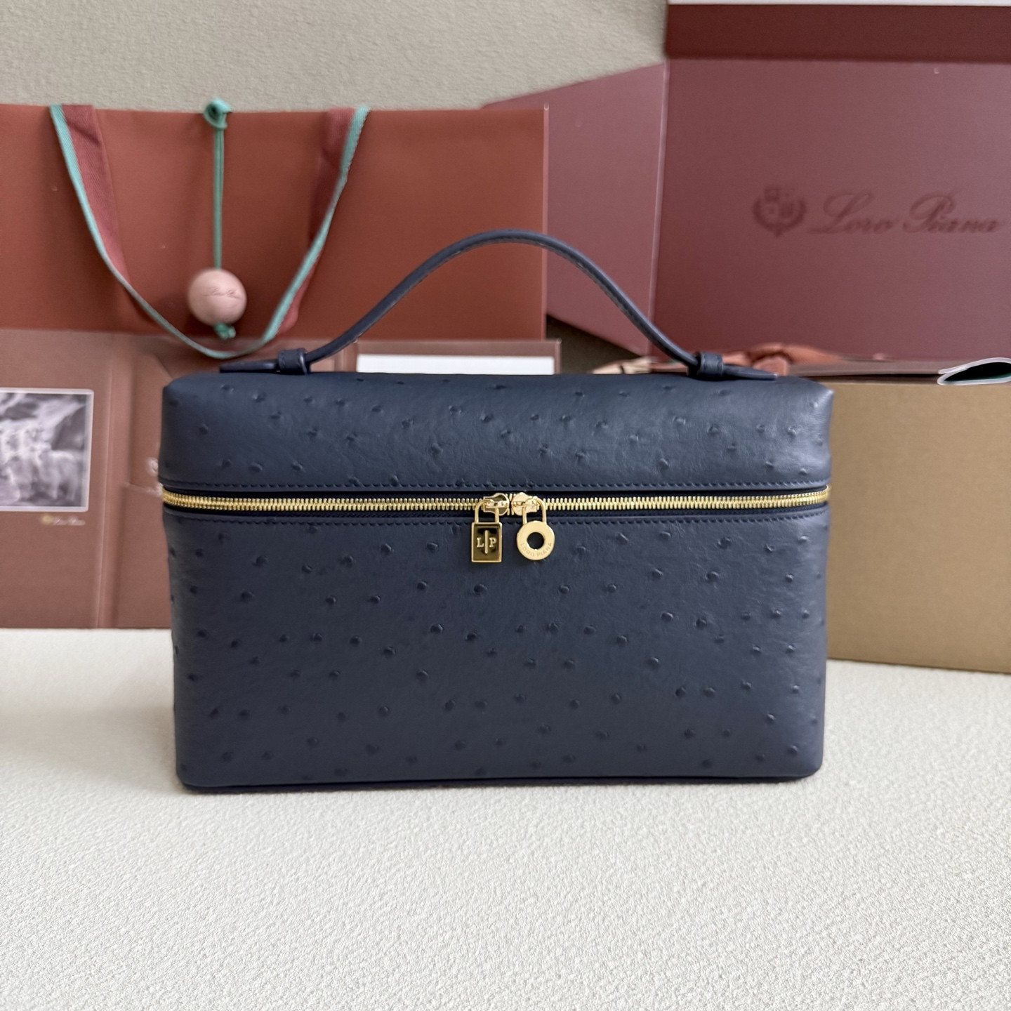 L0r0 P1ana Extra Pocket L27 Ostrich-grained Leather 16x27x10cm