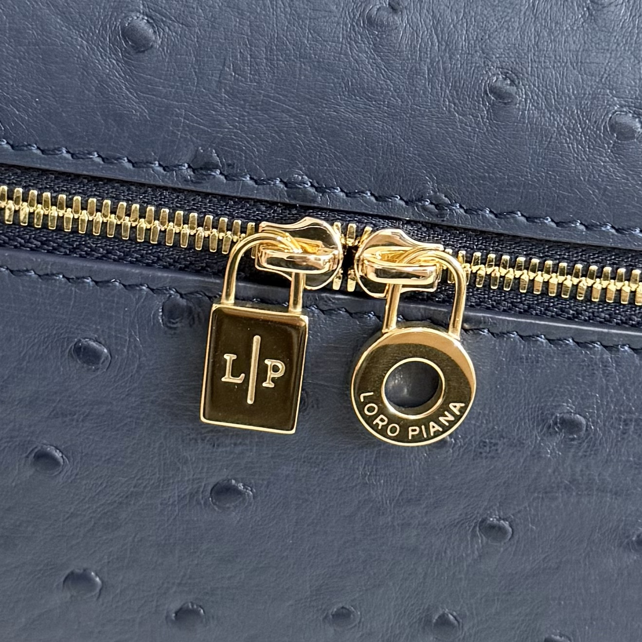 L0r0 P1ana Extra Pocket L27 Ostrich-grained Leather 16x27x10cm