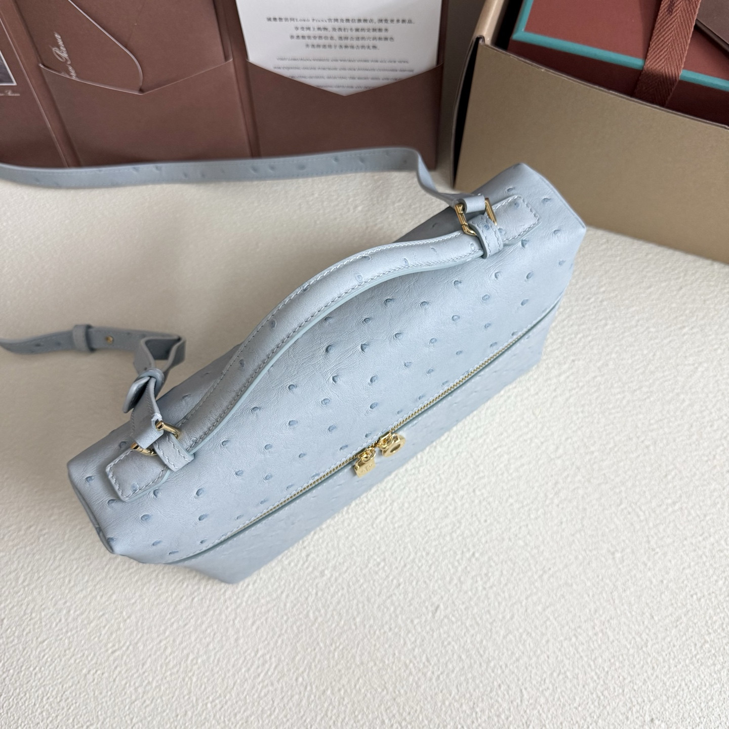 L0r0 P1ana Extra Pocket L27 Ostrich-grained Leather 16x27x10cm