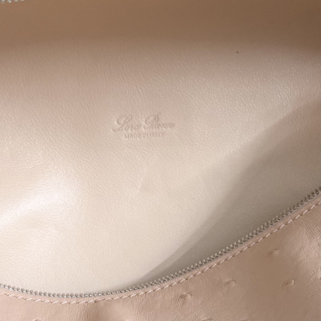 L0r0 P1ana Extra Pocket L27 Ostrich-grained Leather 16x27x10cm