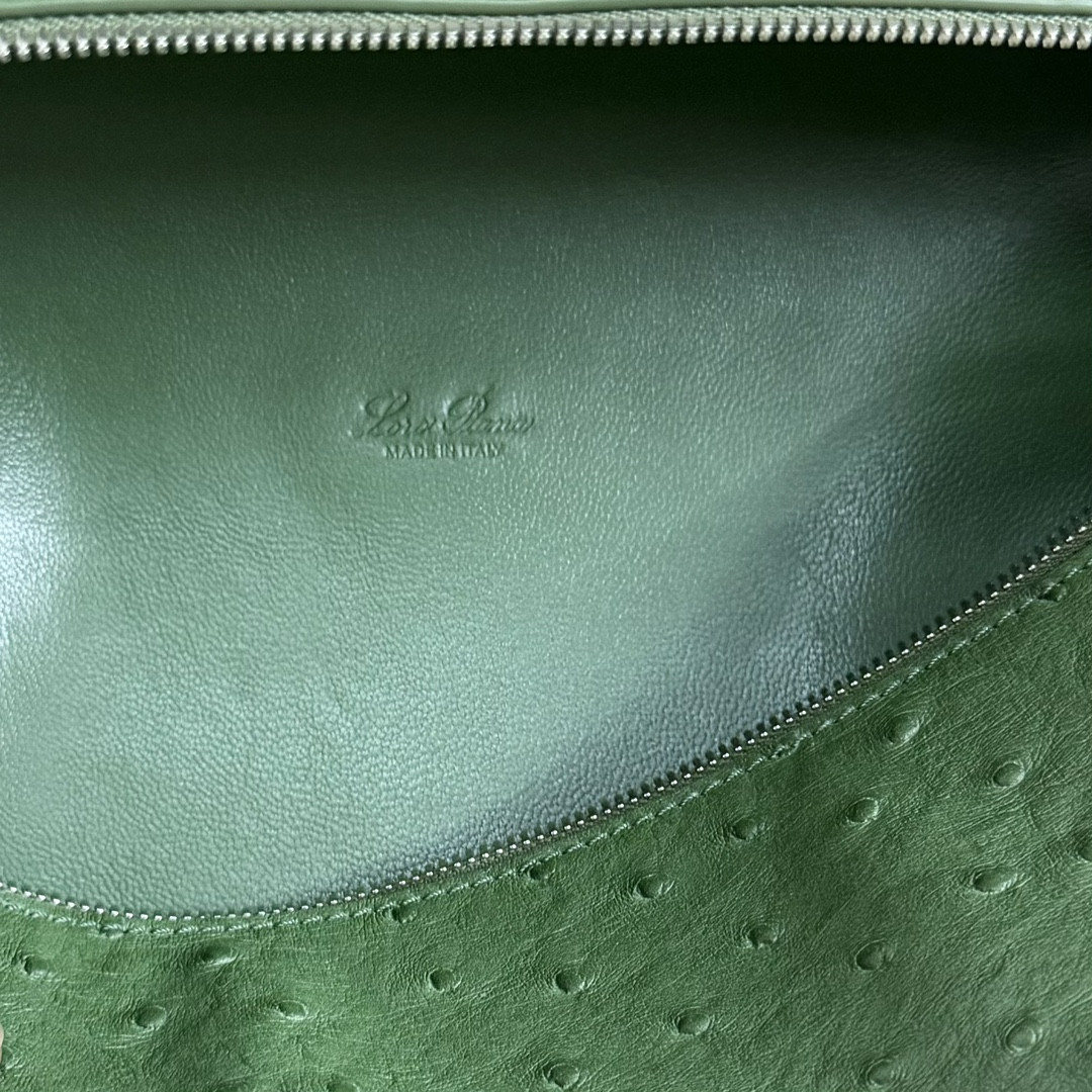 L0r0 P1ana Extra Pocket L27 Ostrich-grained Leather 16x27x10cm