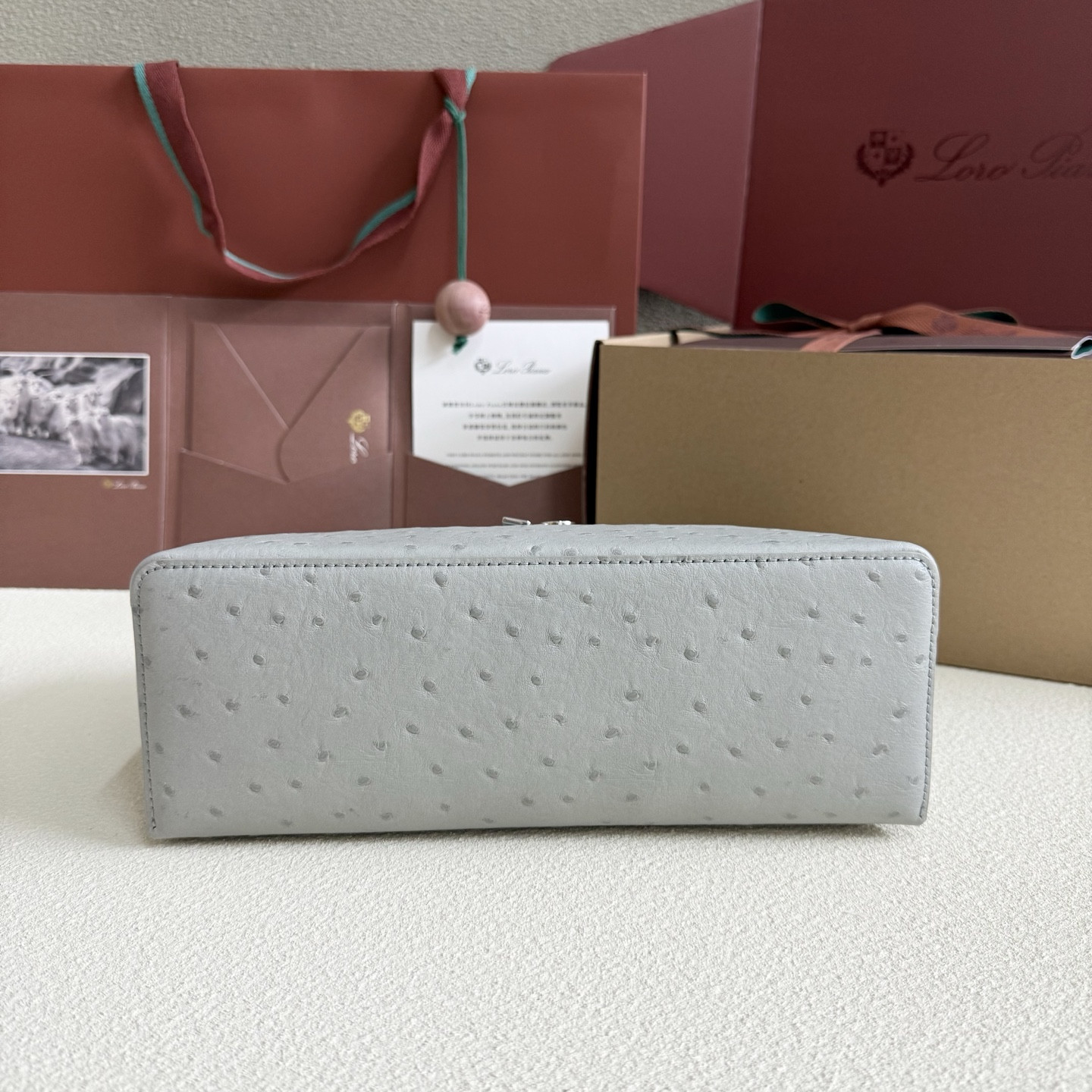 L0r0 P1ana Extra Pocket L27 Ostrich-grained Leather 16x27x10cm