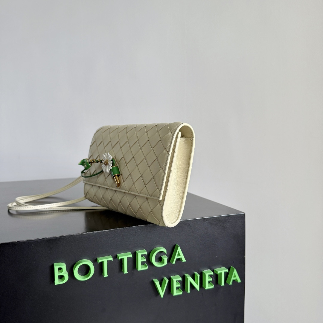 B0tt*ga Ven*ta Andiamo Daisy Pouch 12.6x19x2cm