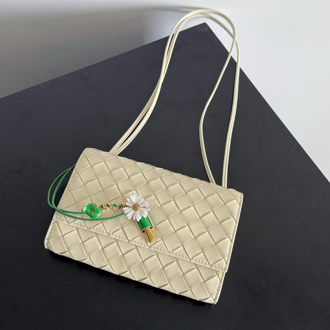 B0tt*ga Ven*ta Andiamo Daisy Pouch 12.6x19x2cm