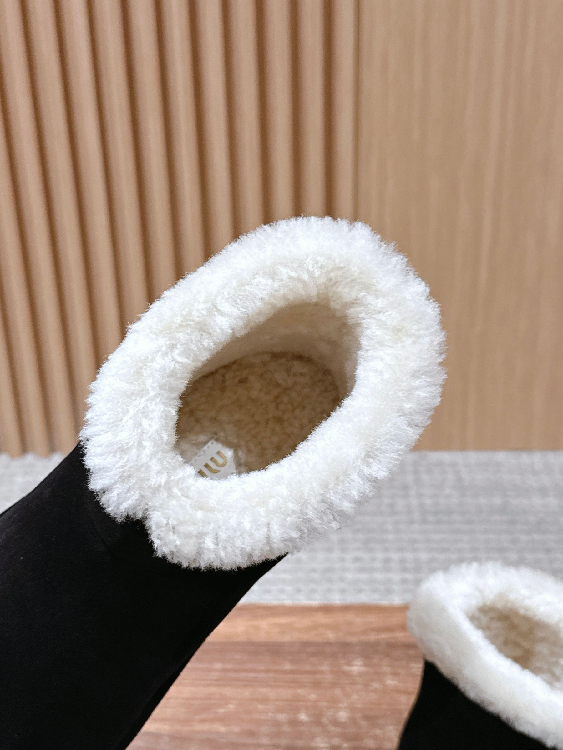 ua M1v M1v suede and shearling booties