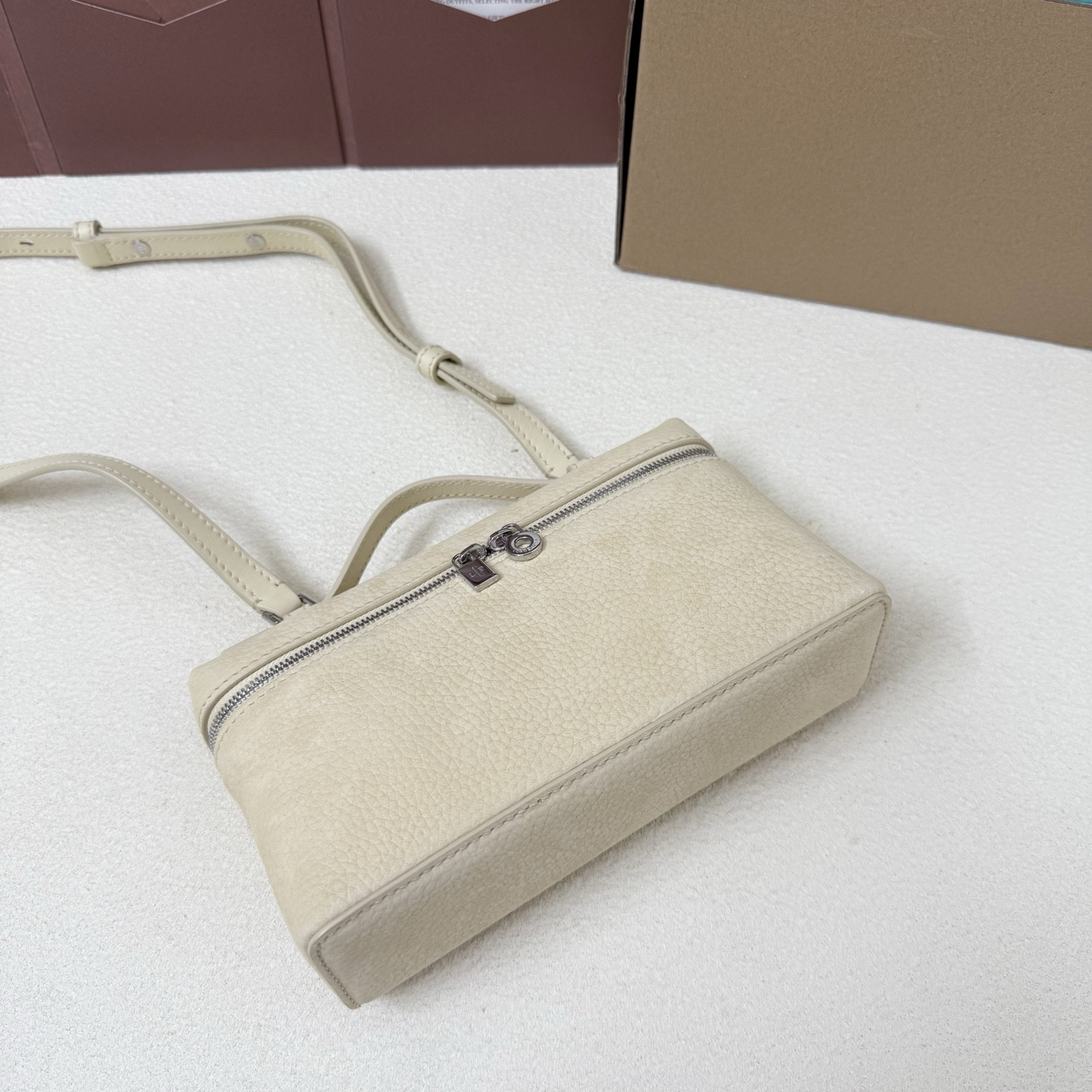 L0r0 P1ana Extra Pocket L19 Grained Calfskin 11 x 19 x 6.5 cm