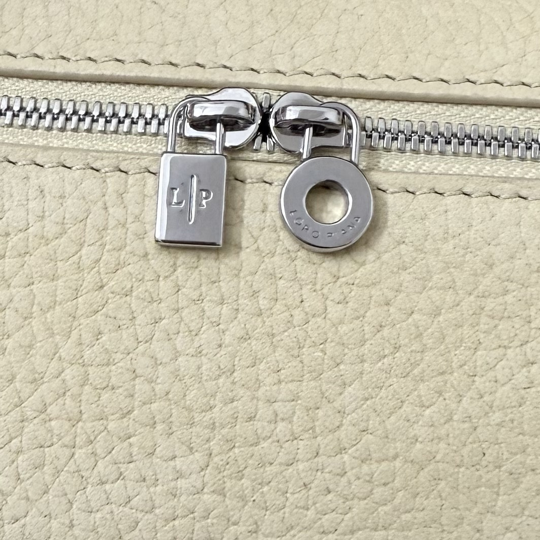 L0r0 P1ana Extra Pocket L19 Grained Calfskin 11 x 19 x 6.5 cm
