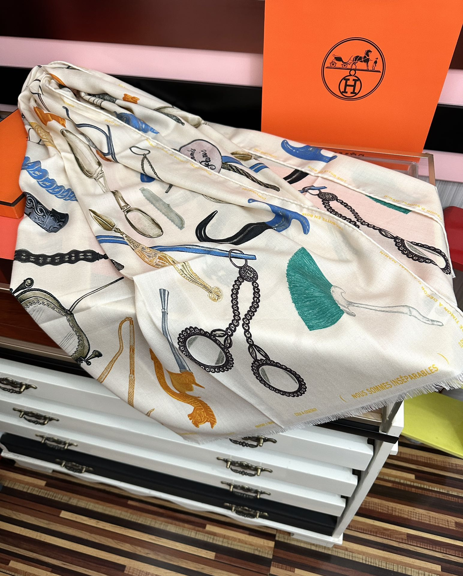 H**me5 scarf 65x185cm