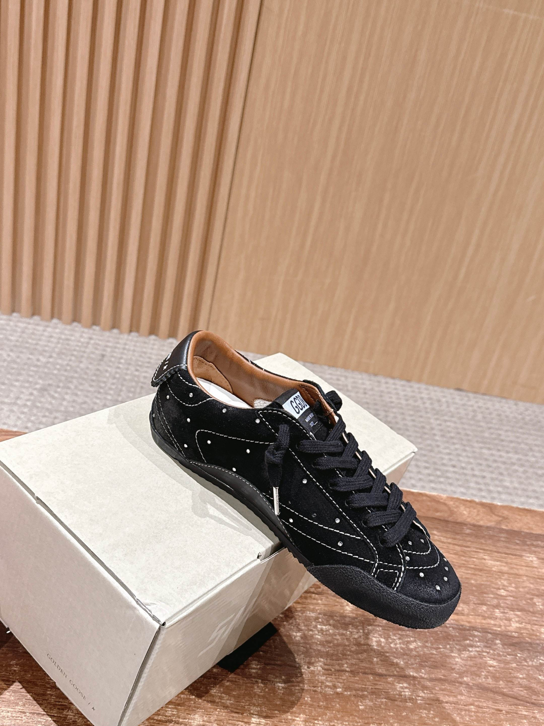 UA G01den G003e True-Star in Black Suede Sneaker