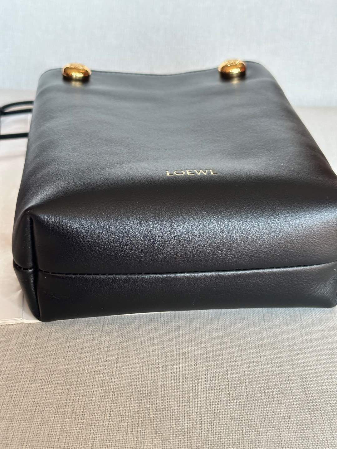 L0ew* Pebble Pouch in Smooth Calfskin 21.5x17x7cm