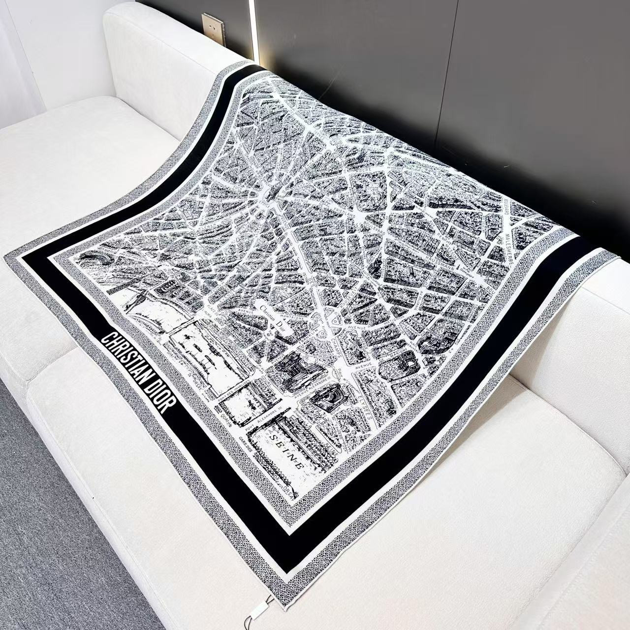D10r silk scarf 110x110cm
