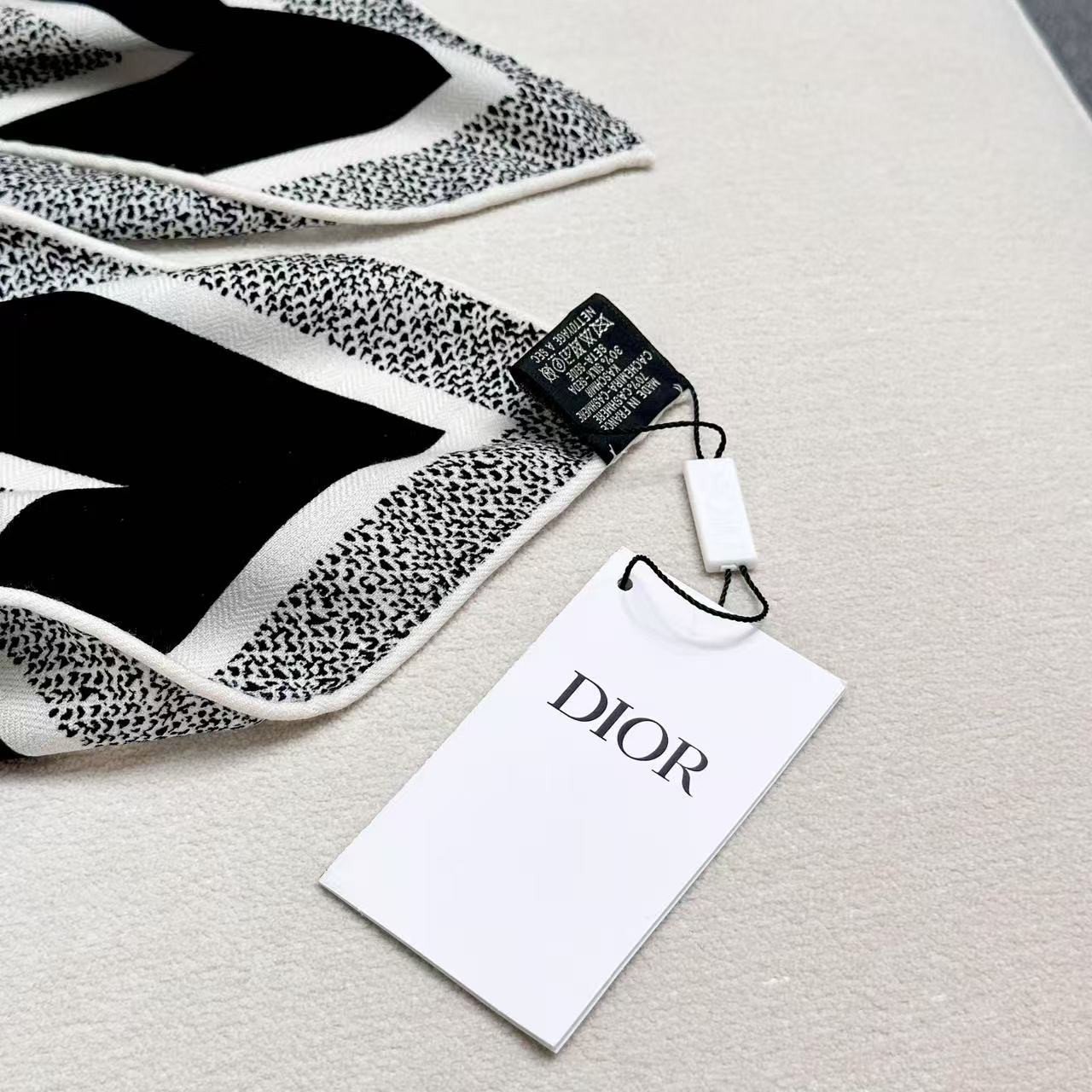 D10r silk scarf 110x110cm