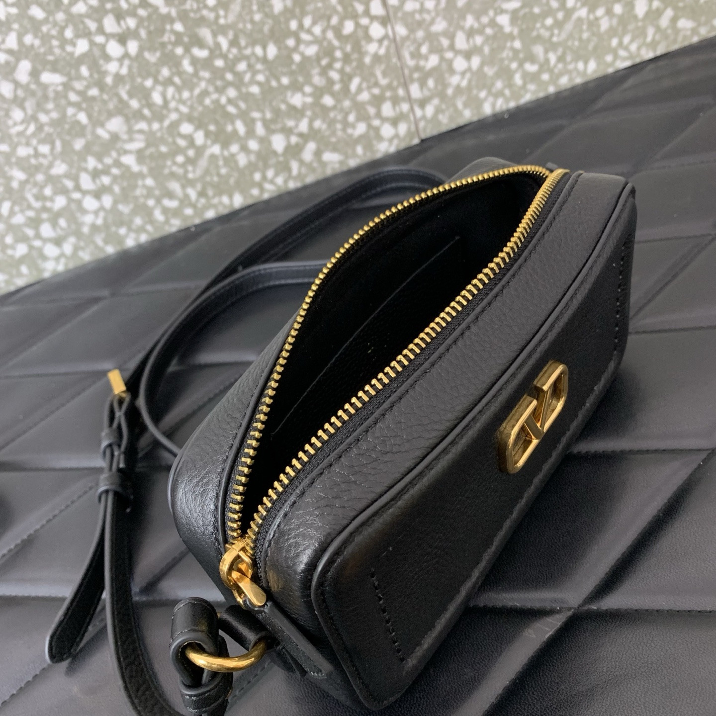 Va1e*ntin0 Garavani Alltime Mini Camera Bag 19x10x5cm