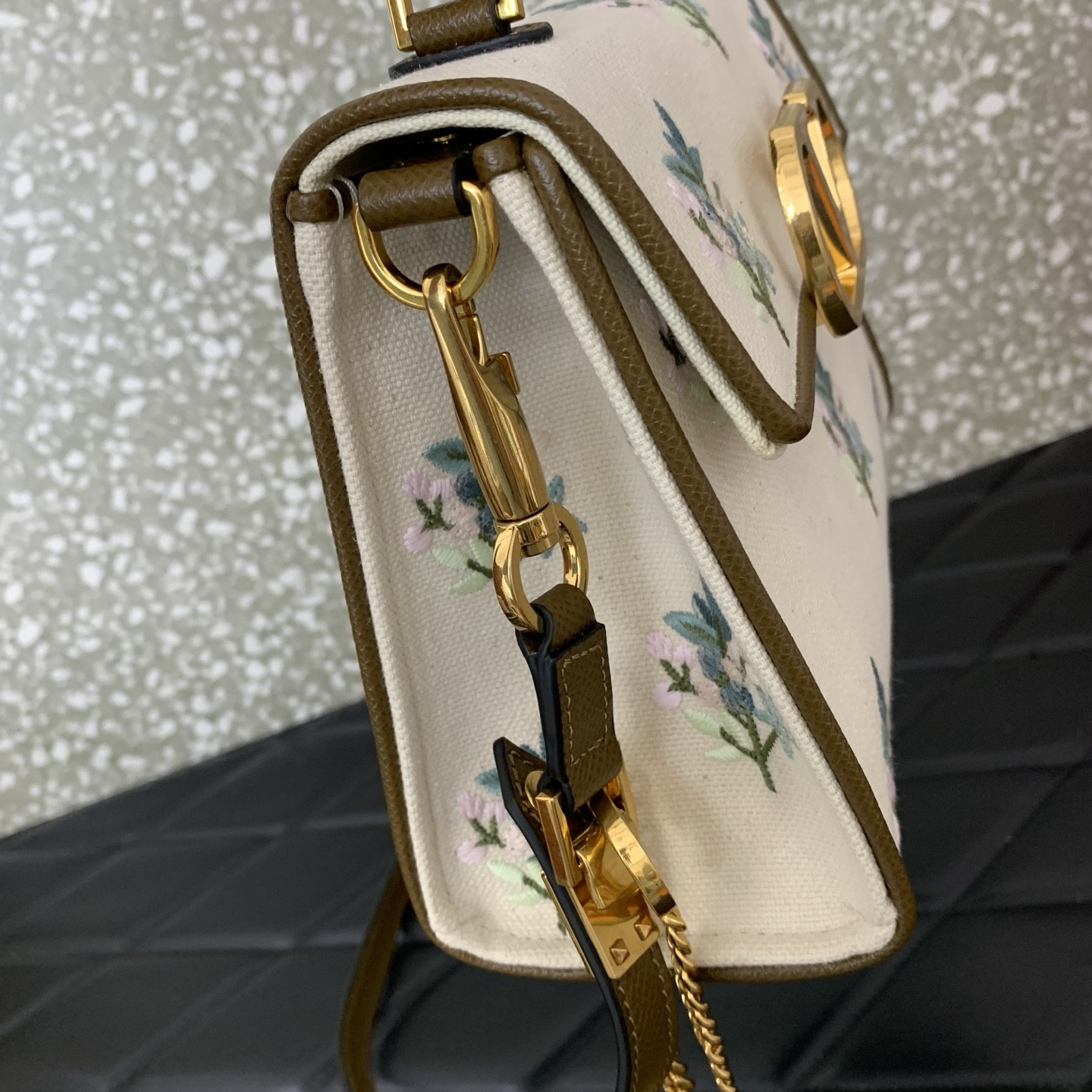 Va1e*ntin0 Garavani Vsling Small Handbag 22x17x9cm