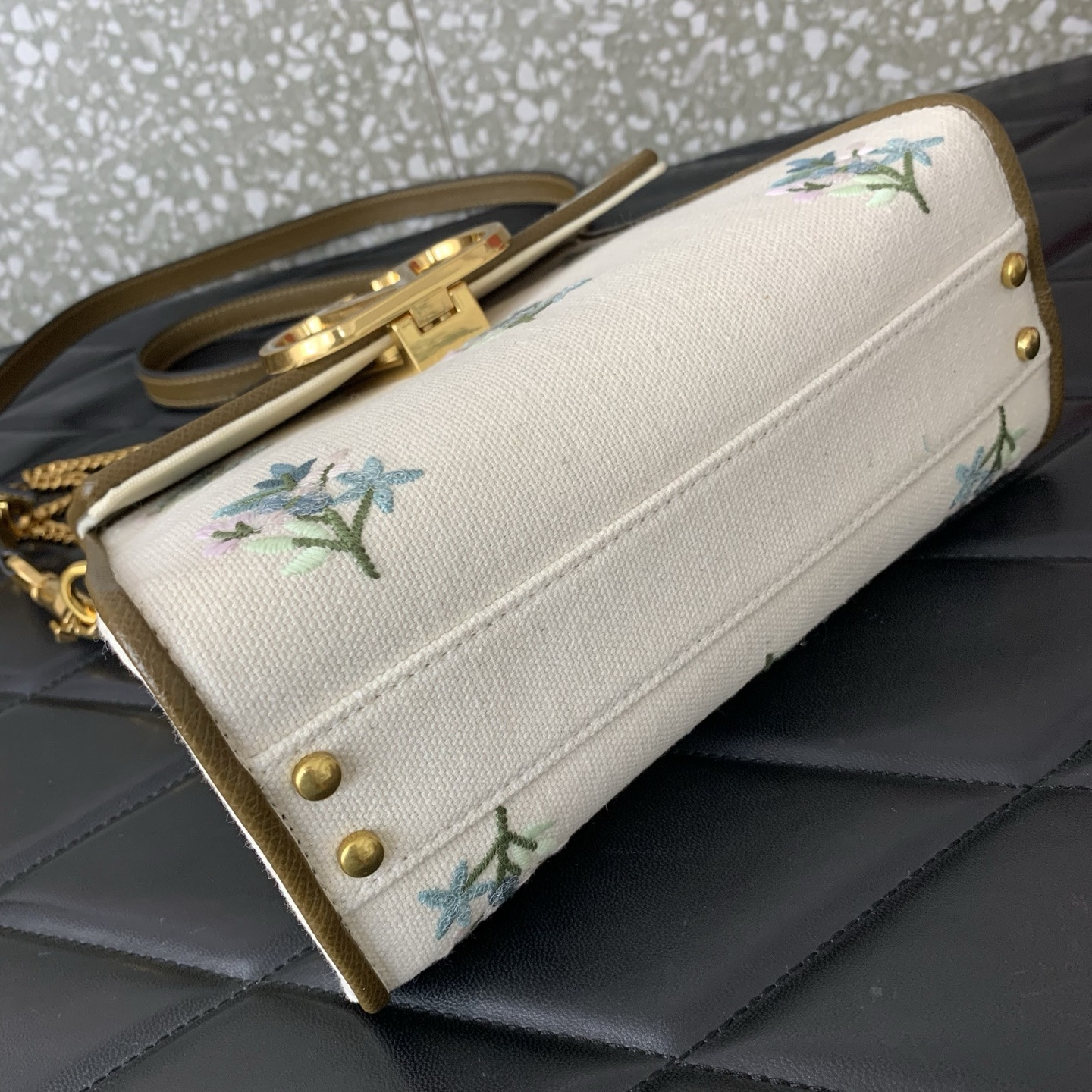 Va1e*ntin0 Garavani Vsling Small Handbag 22x17x9cm