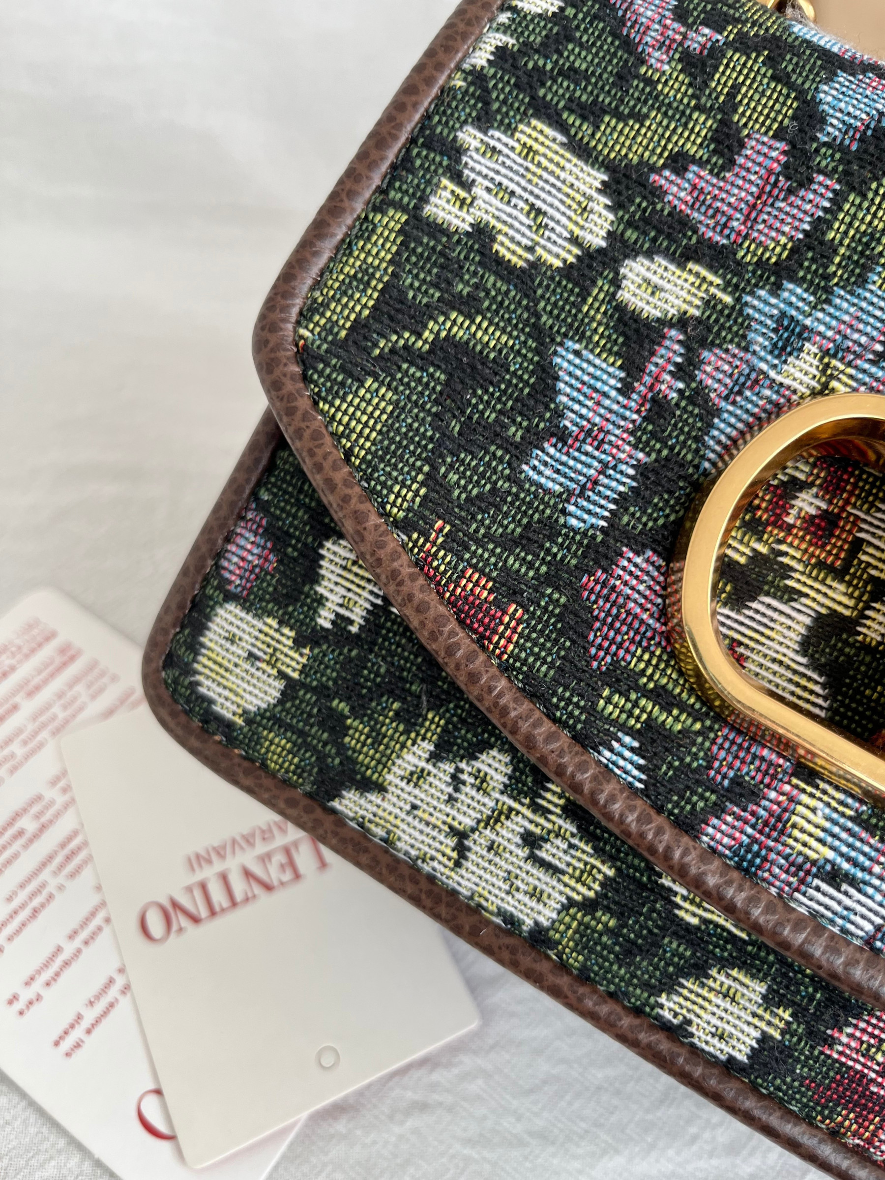 Va1e*ntin0 Garavani Vain Embroidered Shoulder Bag 13x19.5x7cm