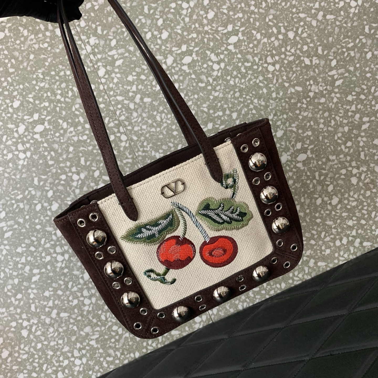 Va1e*ntin0 Garavani Nellcôte Mini Embroidered Shopping Bag 21x16x5cm
