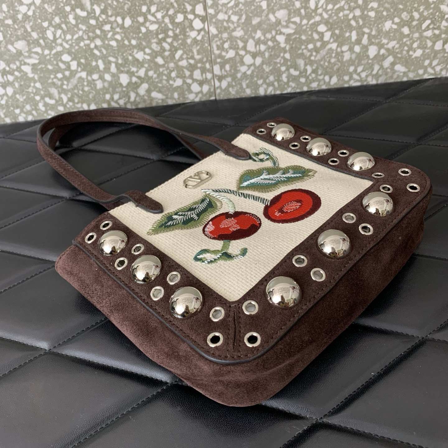 Va1e*ntin0 Garavani Nellcôte Mini Embroidered Shopping Bag 21x16x5cm