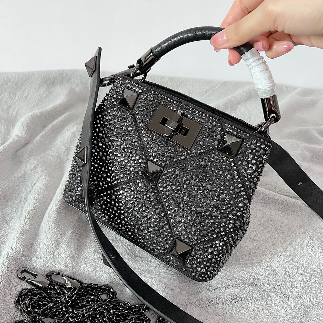 Va1e*ntin0 Garavani Roman Stud Bag 20x15x9cm