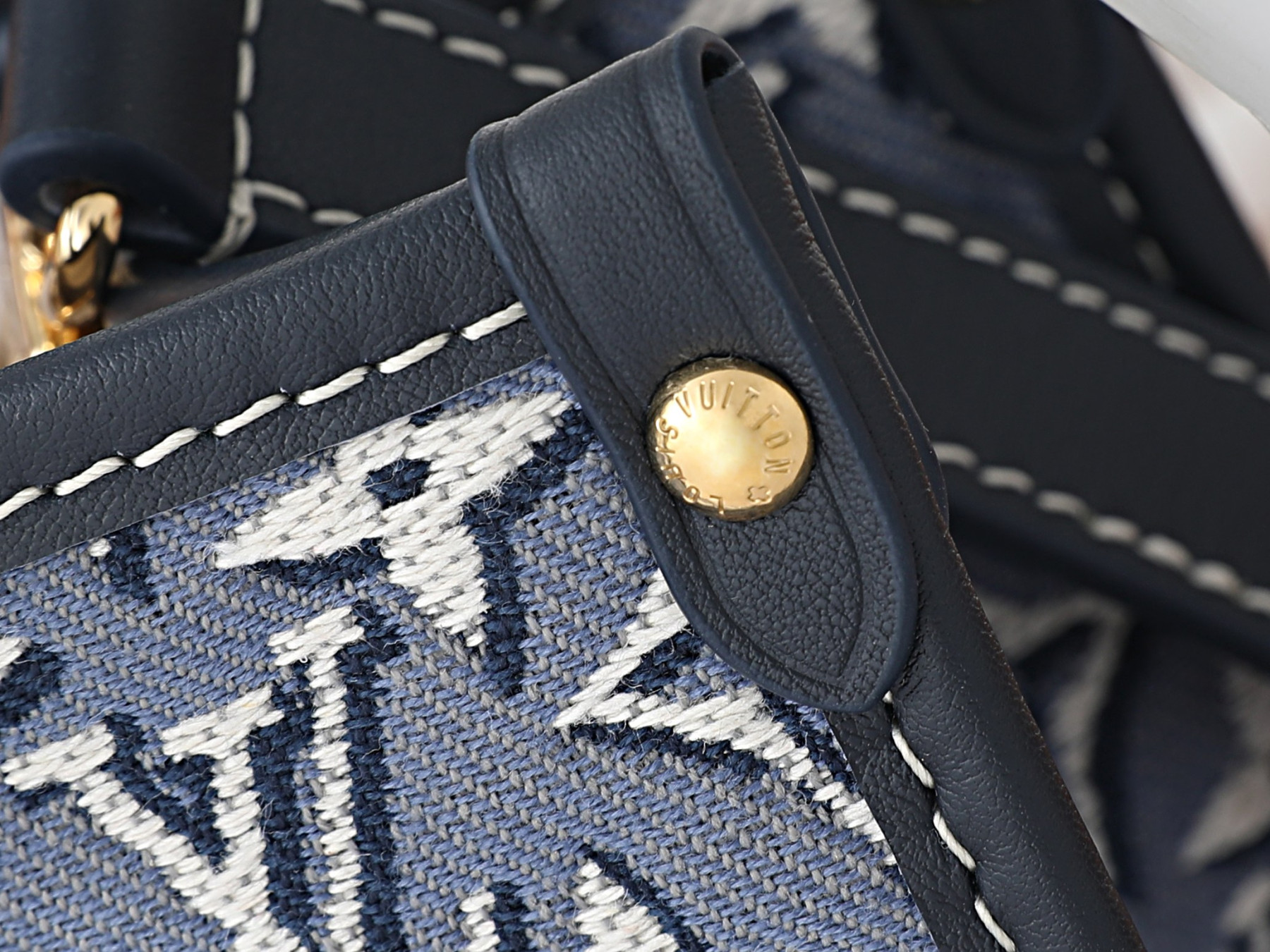 LV OnTheGo PM M2A097 25 x 19 x 11.5 cm
