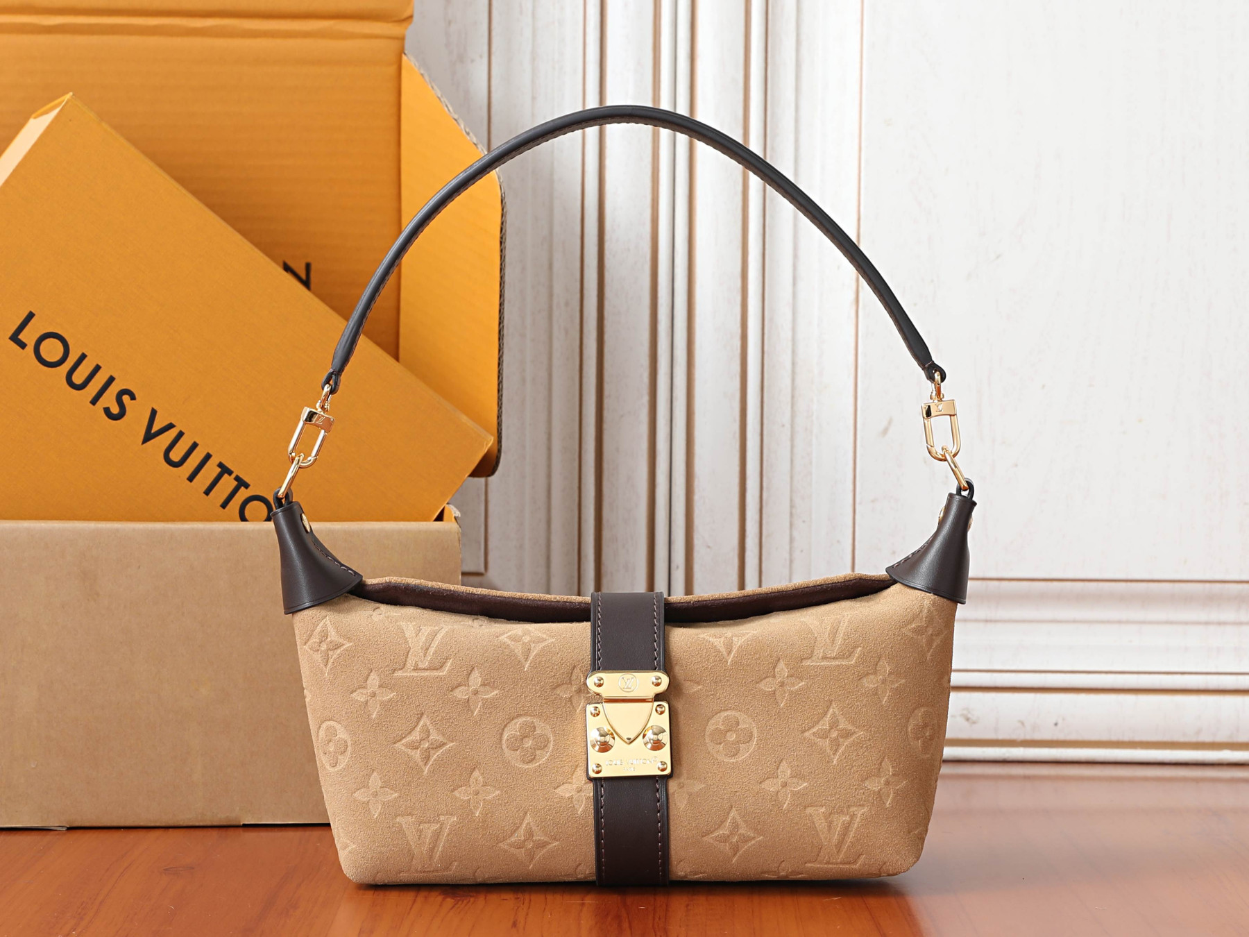 LV Pochette Mia M2A252 22 x 14.5 x 8 cm