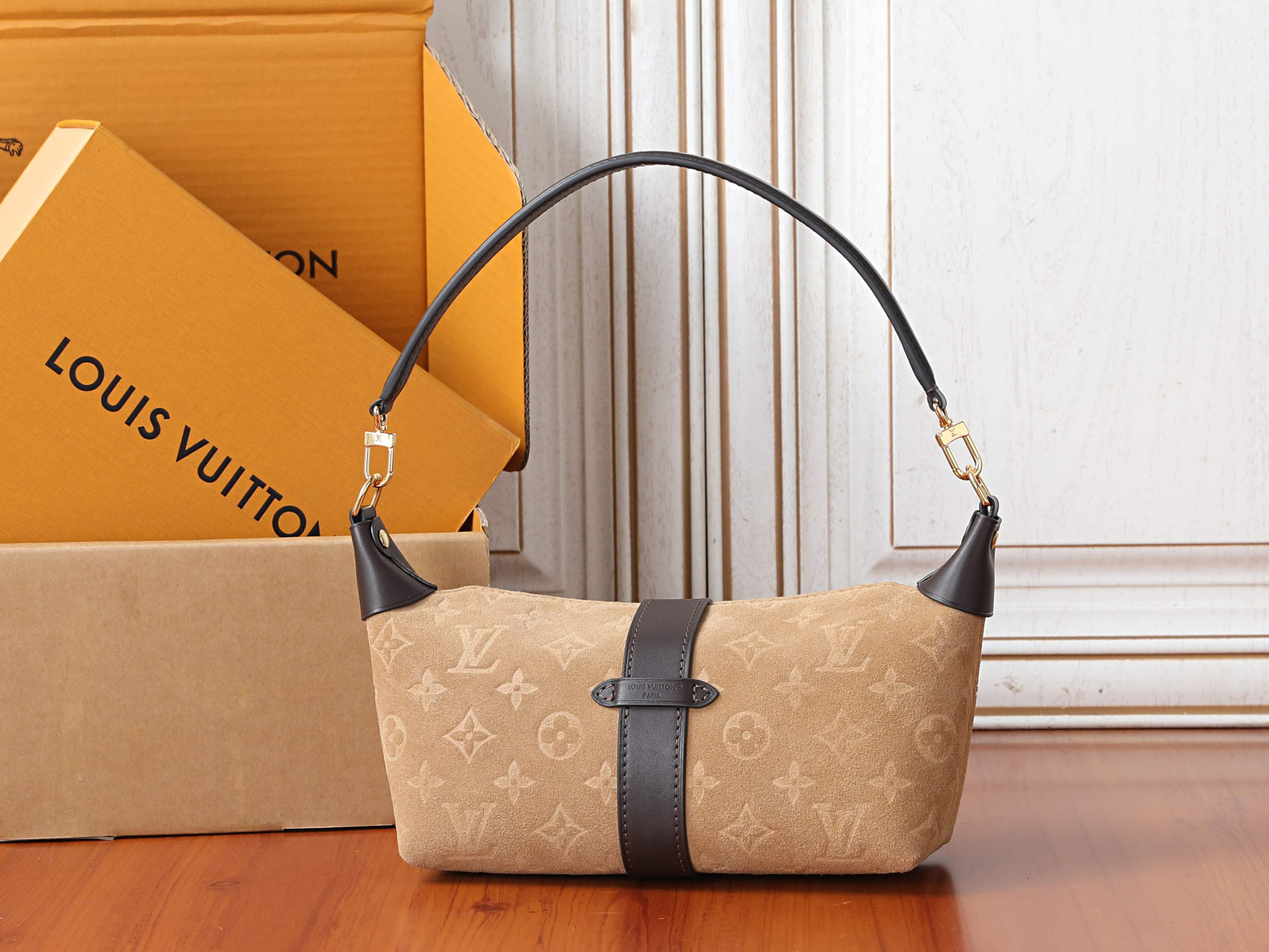 LV Pochette Mia M2A252 22 x 14.5 x 8 cm