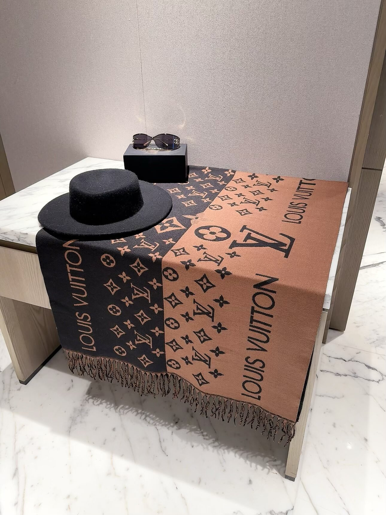 LV scarf