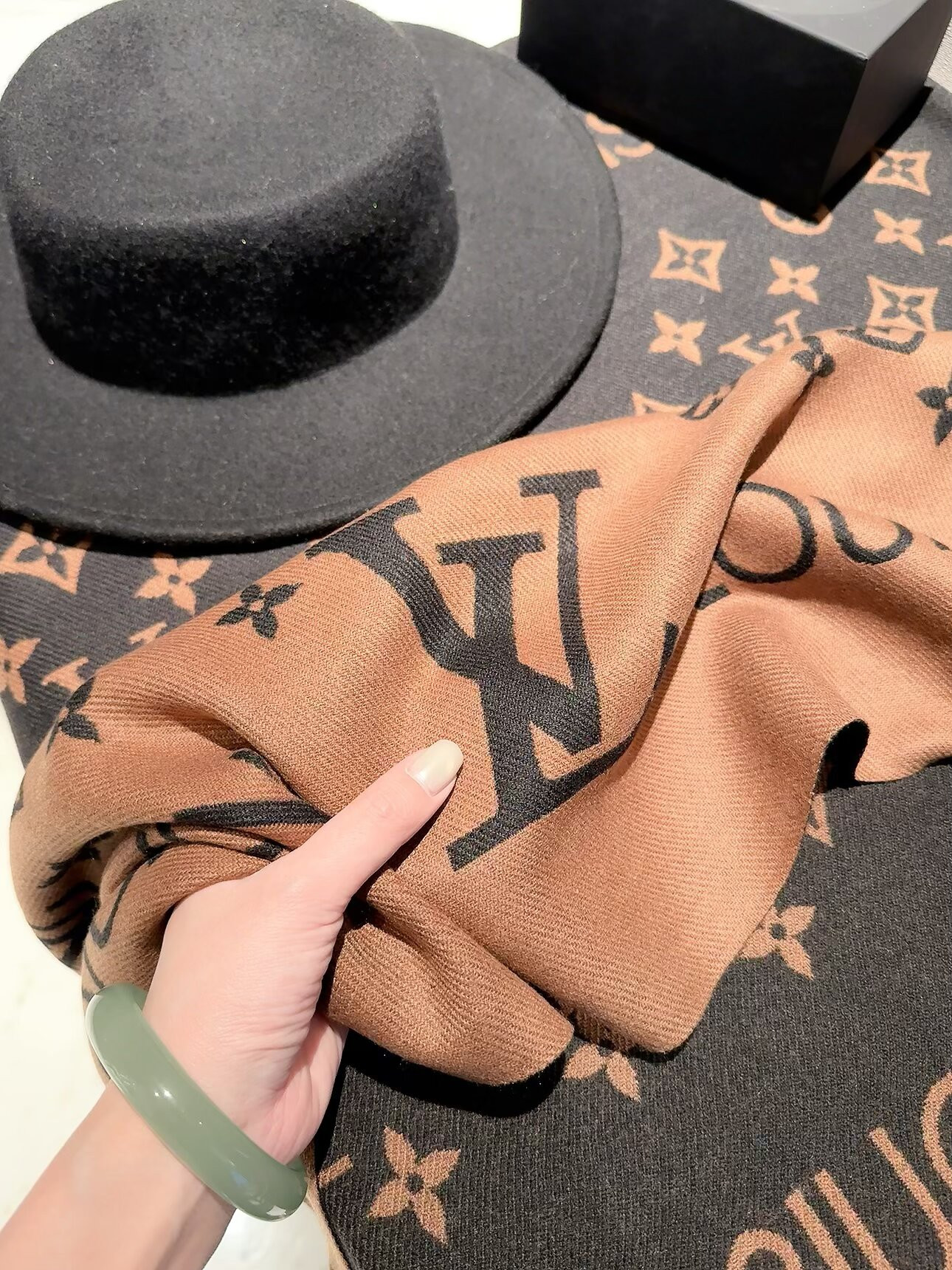 LV scarf