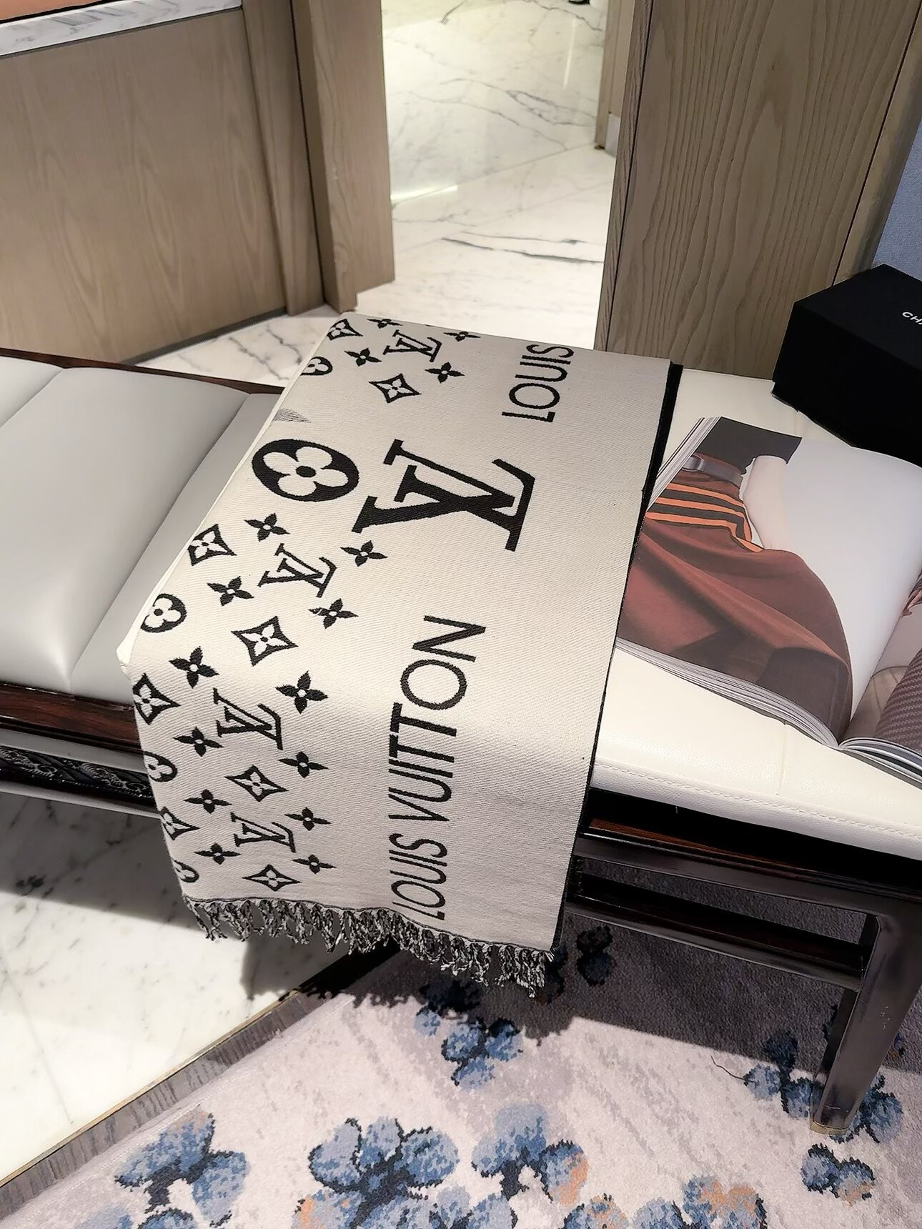LV scarf
